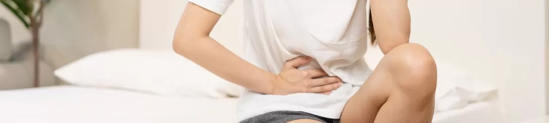 femeie cu dureri in zona pelvina, simptom al cancerului endometrial