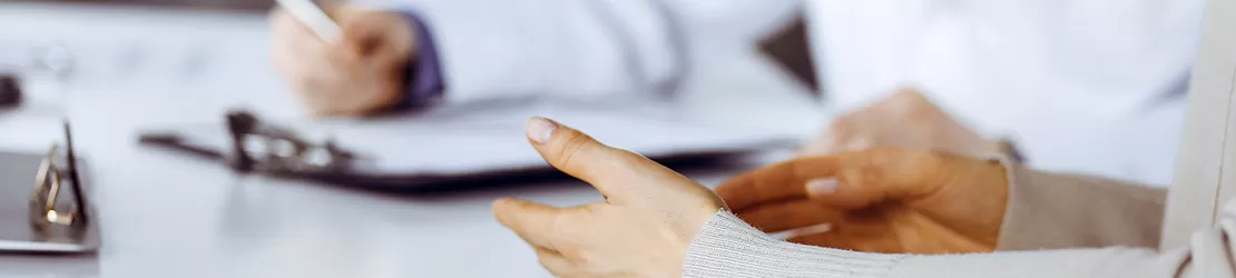 medic si pacienta in timpul unei consultatii medicale