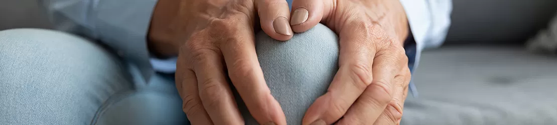 femeie in varsta cu simptome de fibromialgie