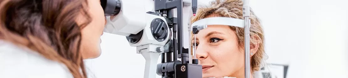 “medic si patient in timpul unei autorefractometrii pentru diagnosticarea hipermetropiei