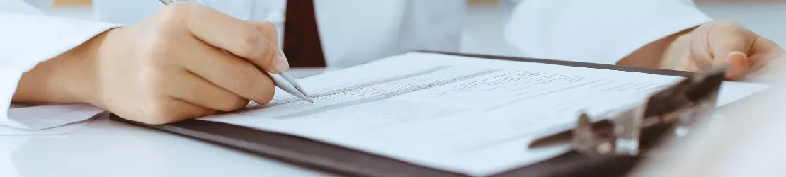 medic completeaza fisa unui pacient cu edem limfatic