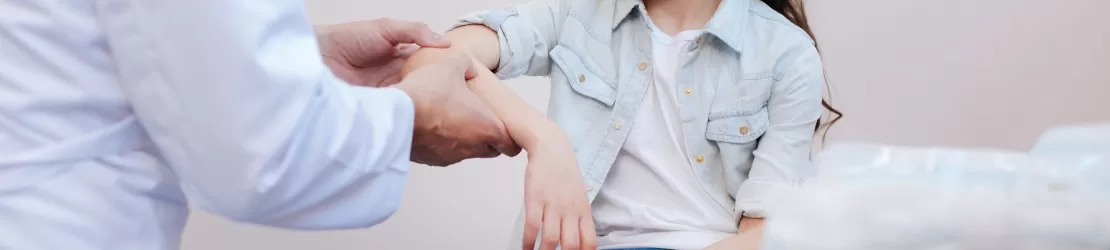 consult reumatologic al unui copil cu simptome de reumatism articular acut