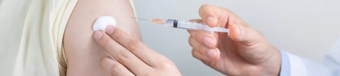 copil caruia i se administreaza vaccin impotriva rubeolei