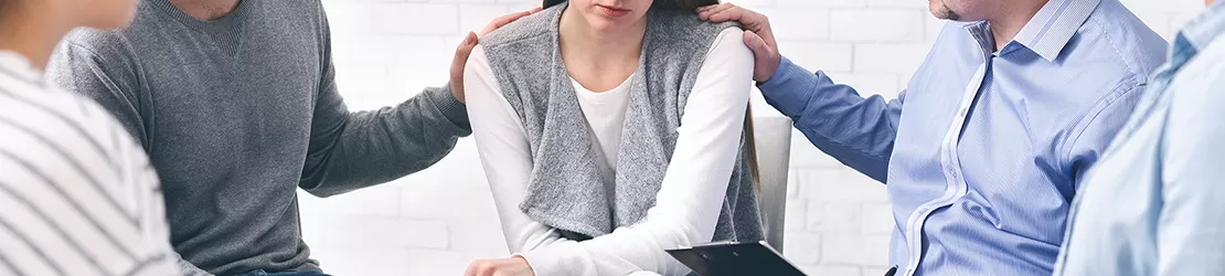 grup de oameni cu o femeie in centru