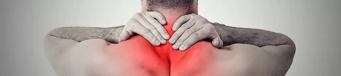 imagine alb negru cu spatele unui barbat ce experimenteaza durere in zona cervicala