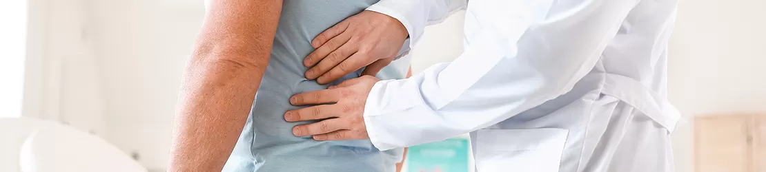 barbat matur in timpul examinarii din cadrul unui consult urologic