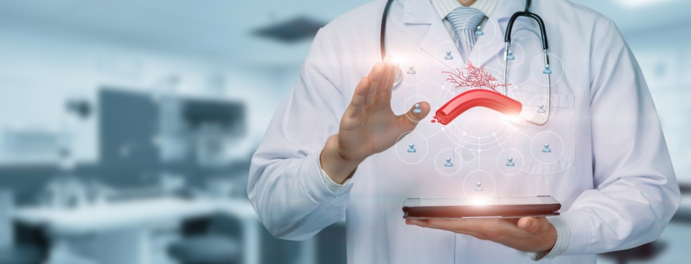 Doctor aratand o holograma a unei vene de sange, folosind tehnologie digitala pentru explicatii medicale