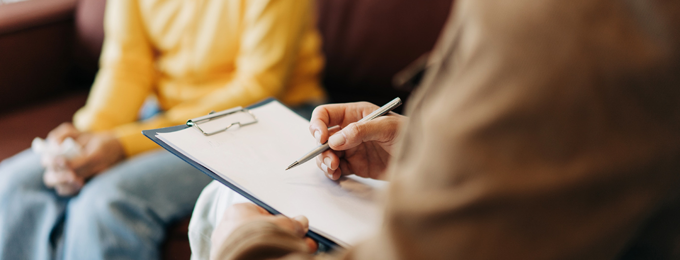 Medic si pacient in sesiune de psihoterapie