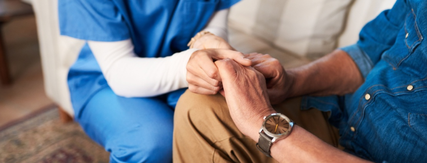 Asistent medical ii ofera ingrijiri paliative la domiciliu unui barbat