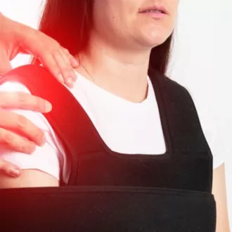 Medic evaluand o femeie dupa efectuarea unei artroscopii a urmarului