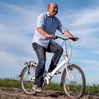 Barbat in varsta, sanatos, pe bicicleta