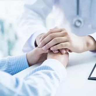 Medic de sex masculin reconfortant pacient la sala de  consultanta