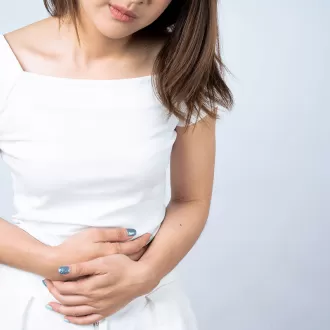 Femeie cu dureri cauzate de endometrioza