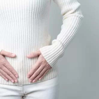 Femeie cu dureri cauzate de endometrioza