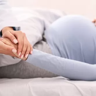 Medic ce consoleaza o femeie insarcinata aflata in travaliu