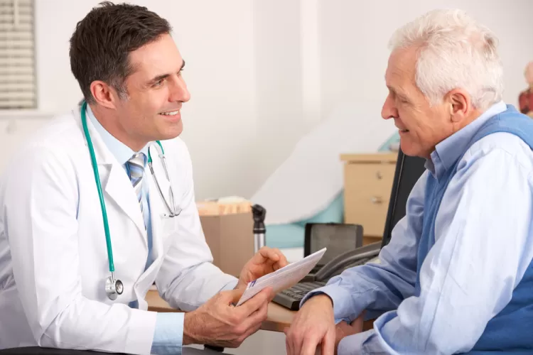 Medic discutand cu un pacient senior Medic discutand cu un pacient senior