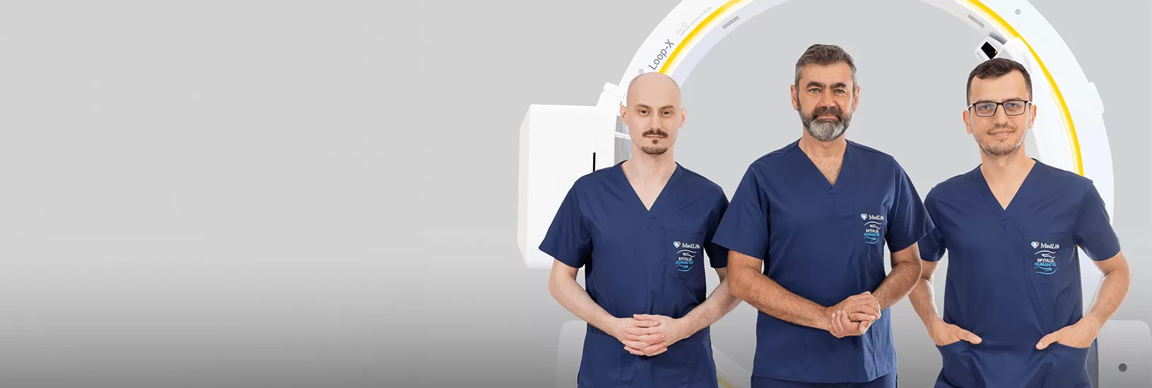 echipa medicala chirurgie robotica Brainlab Loop-X & Cirq