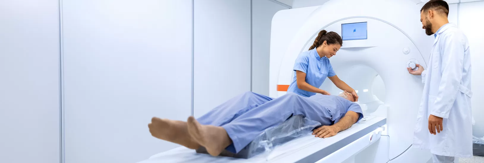 Aparat RMN modern intr-o sala de investigatii imagistice