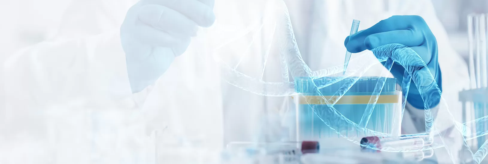 Specialist in genetica medicala prelucrand probe in laborator