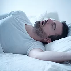 barbat care doarme minim 7 ore pe noapte