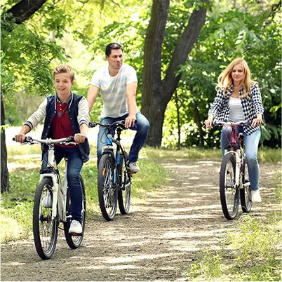 oameni ce fac miscare pe bicicleta, in aer liber