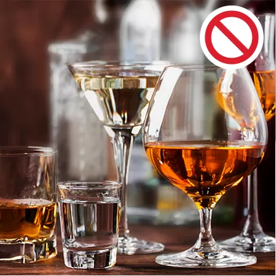 multitudine de pahare pline cu alcool