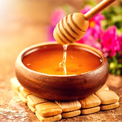 miere in recipient din lemn