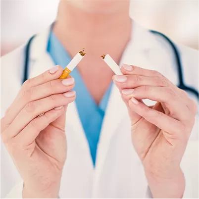 medic care rupe o tigara pentru a incuraja renuntatul la fumat